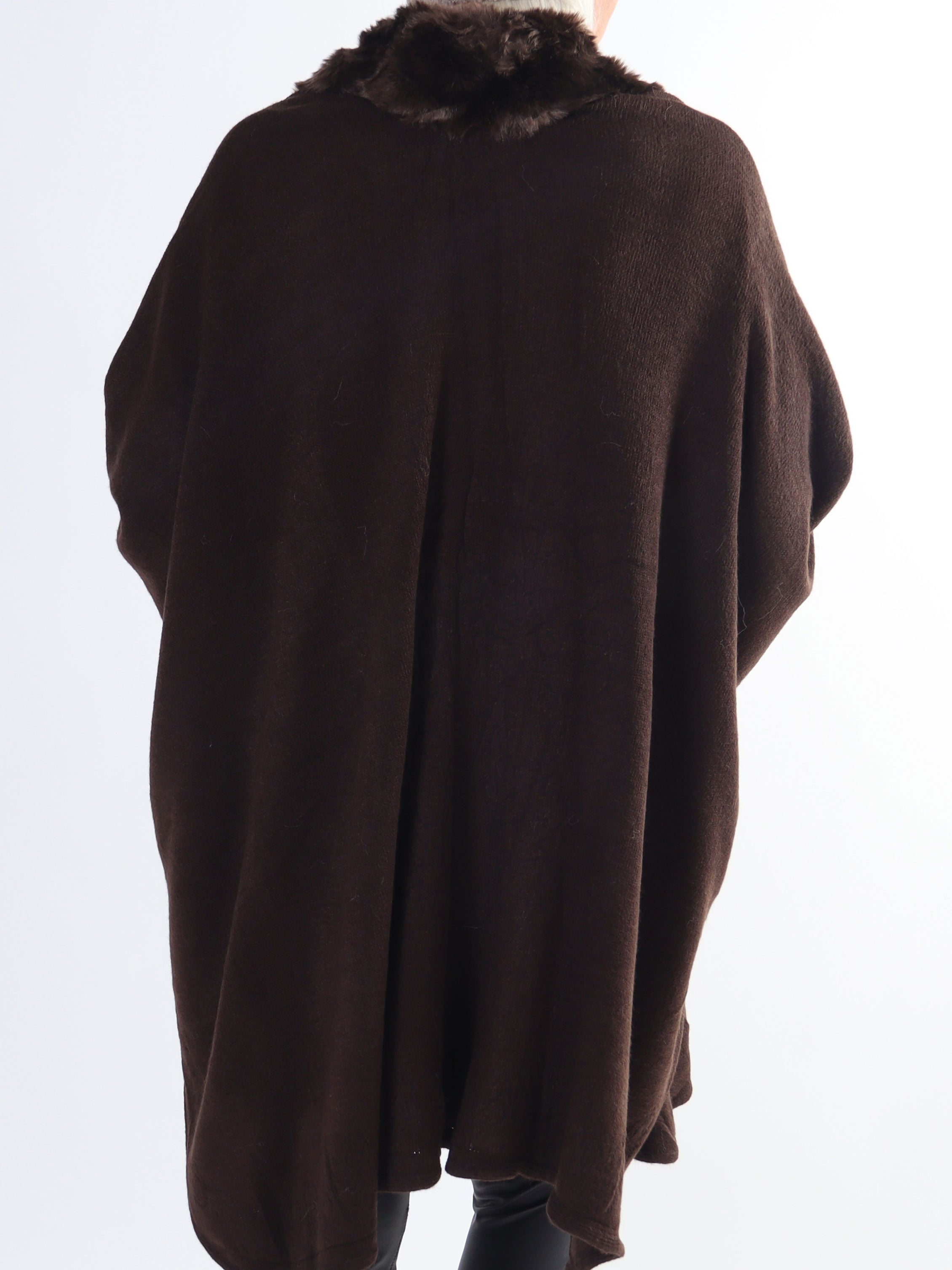 Manon - Plus size poncho med faux fur kant